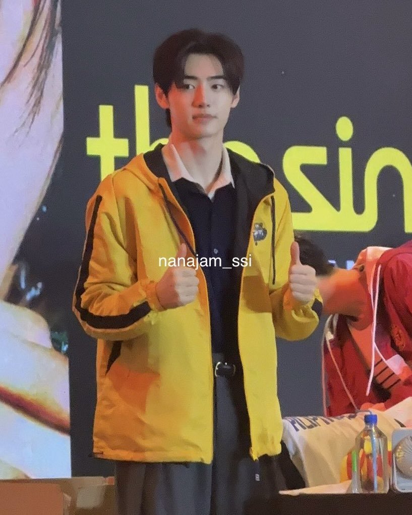 pshaeayiee's tweet photo. sunghoon wearing a ust jacket!! now a certified handsome tiger OMG 🐯💛

#ShopeePH_with_ENHYPEN #성훈  #Dunkin_with_ENHYPEN #SUNGHOON https://t.co/WLFD0bblZc