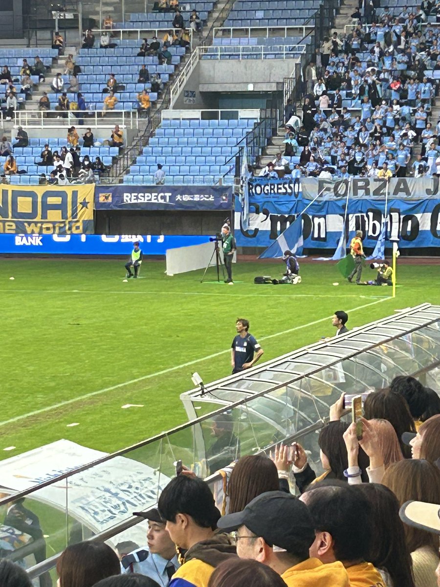 MveKc's tweet photo. 今日はメインでの観戦で、やっぱ乾はボールタッチ衰えないし前線からのチェイシングとかチームへの貢献は大きいと感じたけど、味方がミスしたとき要求というかいらだちを味方にぶつけてしまうあたり、若手は萎縮してしまうん��ゃないかなーと。
試合後も、味方にブチギレてました。 https://t.co/B0LlZuHr6N