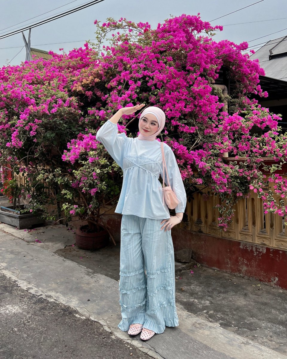 Pipiiw11's tweet photo. Blue outfit secantik ini tuh bikin mood ikut cerah 🩵 keliatan anggun dan cantik banget https://t.co/XgKtAzAPdp