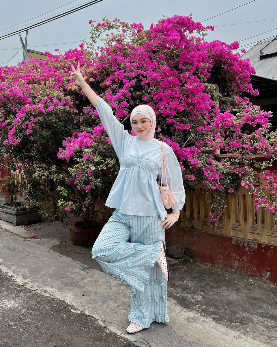 Pipiiw11's tweet photo. Blue outfit secantik ini tuh bikin mood ikut cerah 🩵 keliatan anggun dan cantik banget https://t.co/XgKtAzAPdp