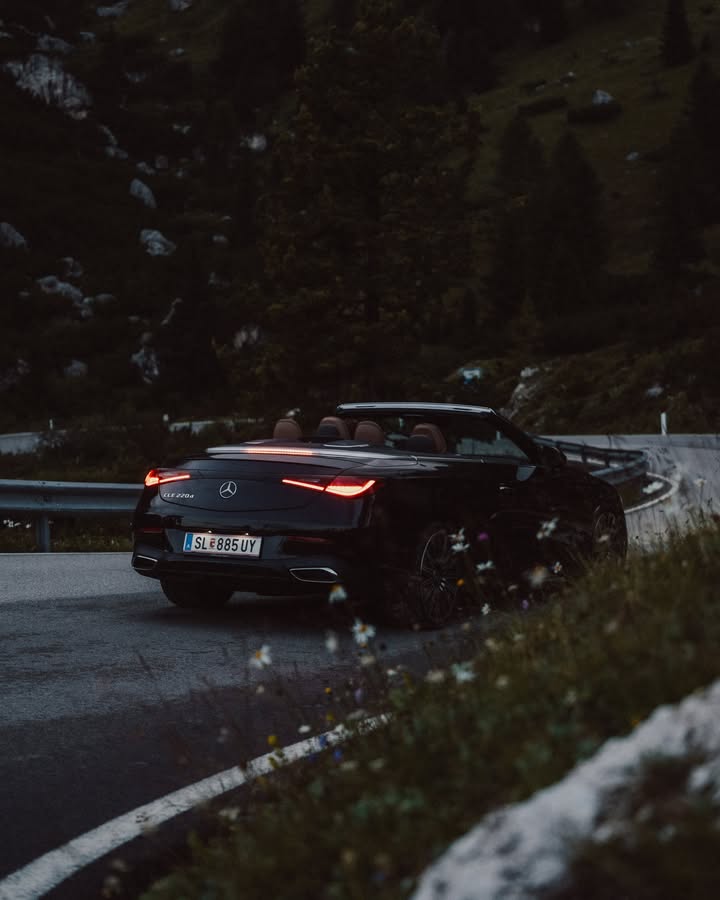 MercedesBenz's tweet photo. Life is better at altitude. 

📷 visionsofjk for #MBcreator 

#MercedesBenz #WelcomeHome #140YearsOfInnovation 

[Mercedes-Benz CLE 220 d Cabriolet | Energieverbrauch kombiniert: 5,4‒4,9 l/100 km | CO₂-Emissionen kombiniert: 141‒129 g/km | CO₂-Klassen: E-D] https://t.co/1l6N8OKquK