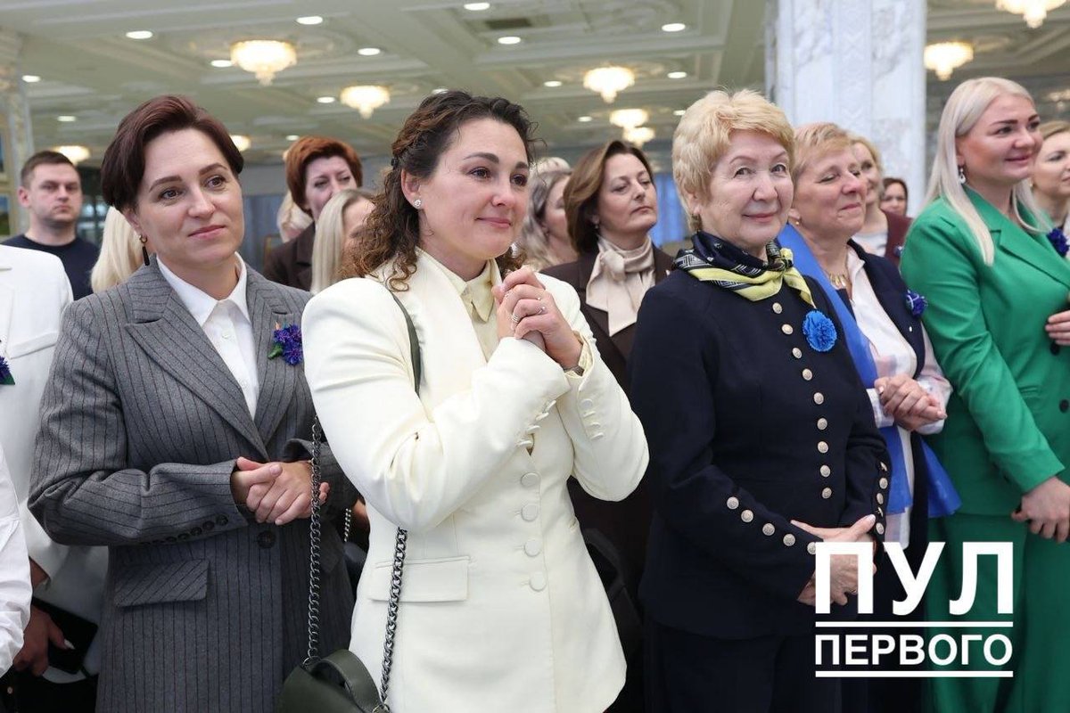 ActualidadBel's tweet photo. Más de 120 mujeres de la región de Mogilev visitaron el Palacio de la Independencia en Minsk.

En total, en el marco de la acción "Somos diferentes, pero somos uno", más de 700 mujeres bielorrusas llegaron a visitar el Palacio de la Independencia. 💪🏻🇧🇾 https://t.co/oPD9ioRChu