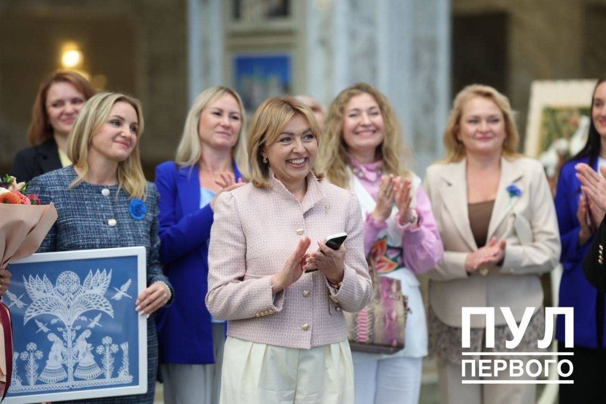 ActualidadBel's tweet photo. Más de 120 mujeres de la región de Mogilev visitaron el Palacio de la Independencia en Minsk.

En total, en el marco de la acción "Somos diferentes, pero somos uno", más de 700 mujeres bielorrusas llegaron a visitar el Palacio de la Independencia. 💪🏻🇧🇾 https://t.co/oPD9ioRChu