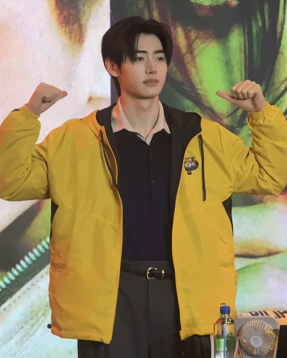 pshaeayiee's tweet photo. sunghoon wearing a ust jacket!! now a certified handsome tiger OMG 🐯💛

#ShopeePH_with_ENHYPEN #성훈  #Dunkin_with_ENHYPEN #SUNGHOON https://t.co/WLFD0bblZc