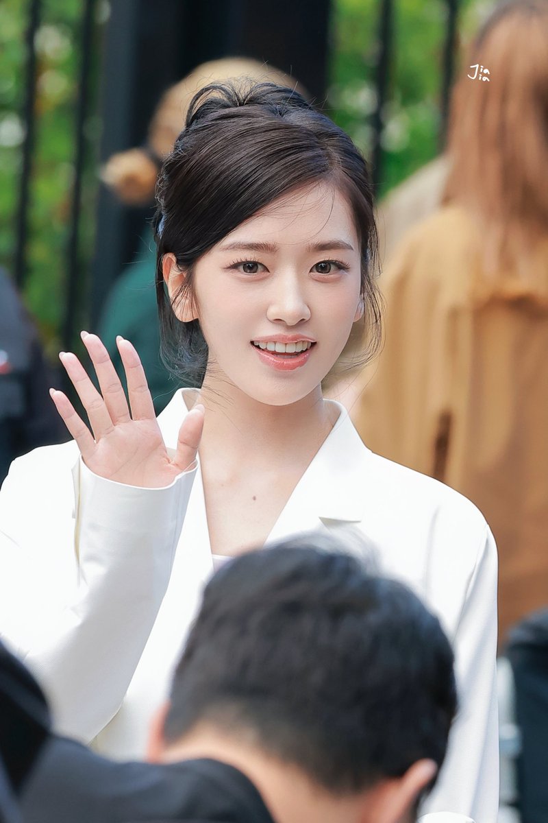 JIAJIA0102's tweet photo. 261004 🐊(2)

YUJIN AT LACOSTE PFW
#YUJINxLacosteSS27
#ANYUJIN #아이브 #안유진 #IVE #YUJIN
#LacosteSS27 https://t.co/seMVqb4ZmN