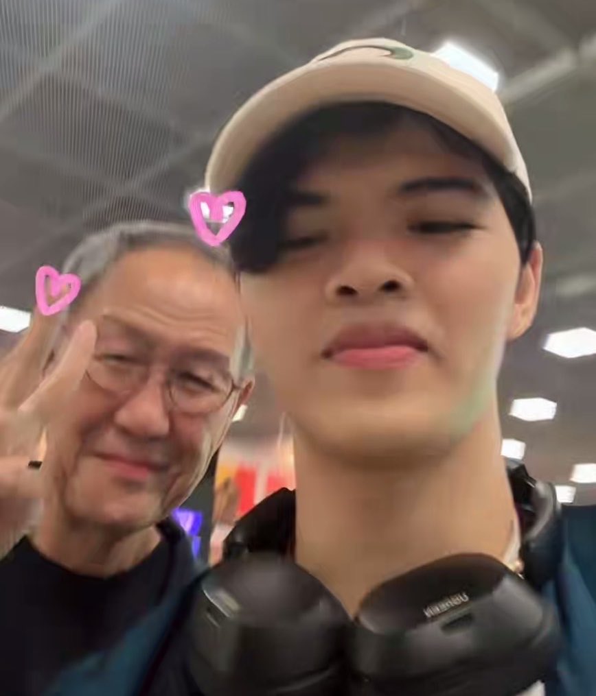 mumijaka's tweet photo. คุณพ่อกับลูกสาว ยัยขี้แกล้งกับหนุ่มลาเต้ตี๋แว่น
 ชั้นเอ็นดูมาก455555ทีมชายเราเล่นกันน่ารักอะ
มิตรภาพในทีมดีจริงๆ🥹🤏🏼

#วอลเลย์บอลชาย https://t.co/iI1f5E0RXk