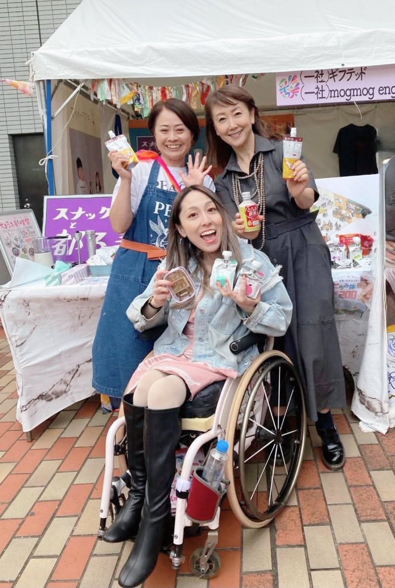 ChizuruA1's tweet photo. 「ちょうふ彩咲祭」。 ついに完成した調布駅前イベント広場も使用し、性 別・年齢・障害の有無や国籍等にかかわらず多様な市民が集い、交流できるインクルーシブな場となるよう内容もパワーアップ！

ダンスやよさこい、吹奏楽などのパフォーマ ンス、アート系のワークショップ、縁日コーナーなど盛りだくさんのおまつり。

まつりの名前には、参加する市民一人ひとり がこのお祭りを明るく「彩」り、それぞれの 個性や魅力を花のように「咲」くという意味が込められているとのこと。

活動仲間たちとも逢えて愉快な半日でした🎵
