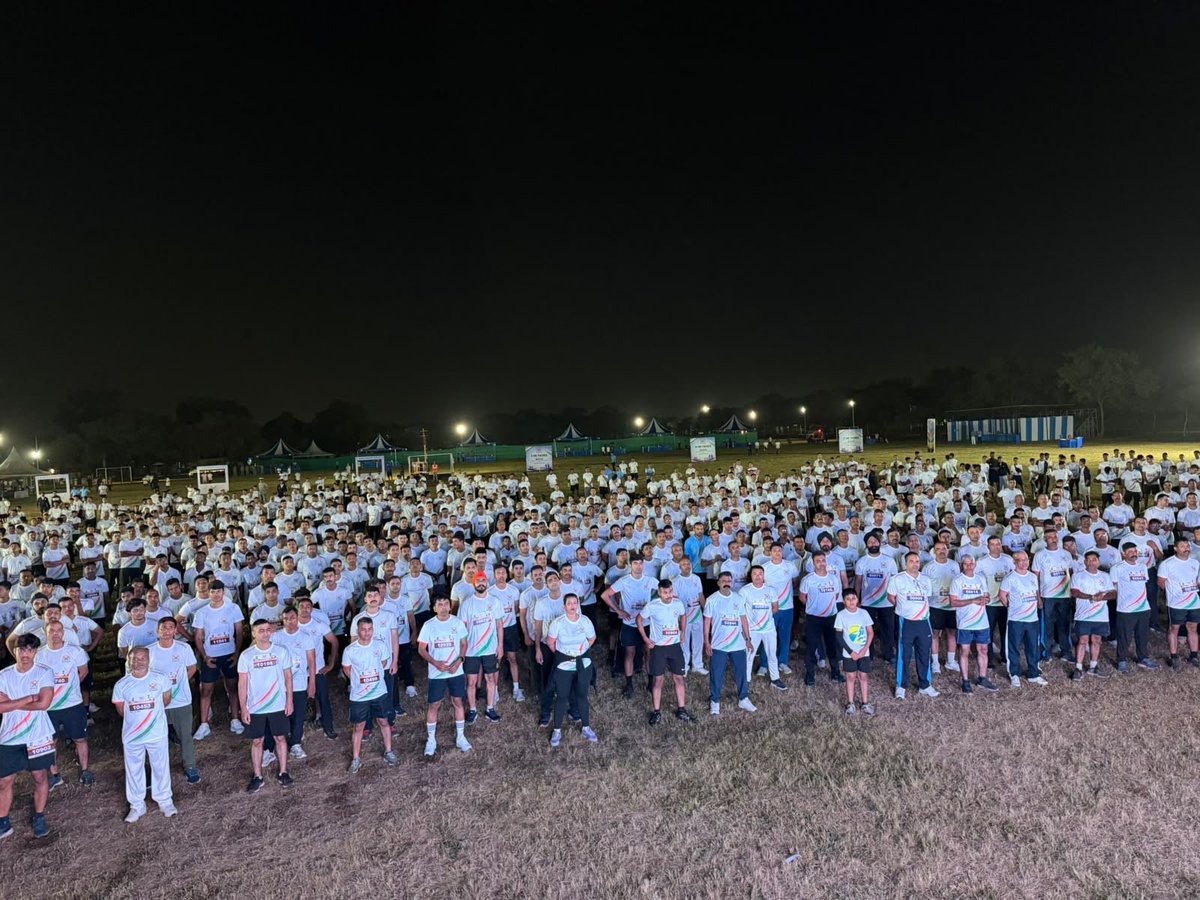 PRODefPune's tweet photo. #SekhonIndianAirForceMarathon2026 🏃‍♂️

Air Force Station #Pune organised the 2nd edition of the Sekhon Indian Air Force Marathon (SIM) on 04 Oct 2026, commemorating the valour and legacy of Flying Officer Nirmal Jit Singh Sekhon, #PVC , the only Param Vir Chakra awardee of the #IndianAirForce 

Over 3,500 Air Warriors, families and school children participated in the 21K, 10K and 5K runs. The event was flagged off by Air Commodore Satbir Singh Rai, Air Officer Commanding, Air Force Station Pune.

A fitting tribute to a gallant air warrior and a keen sportsman. 🇮🇳

@SpokespersonMoD 
@IAF_MCC 
@SWAC_IAF 
@IaSouthern 
@PIBMumbai 

#IndianAirForce #IAF #NirmalJitSinghSekhon
#AirForceStationPune #RunForTheNation