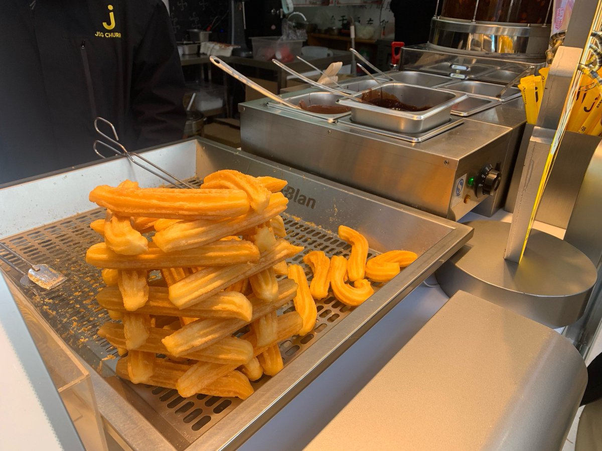 Tinacarson4dqi's tweet photo. Los churros crujientes con chocolate caliente son el clásico snack callejero que alegra cualquier día. No te los pierdes!， https://t.co/Am1UJWLkVw