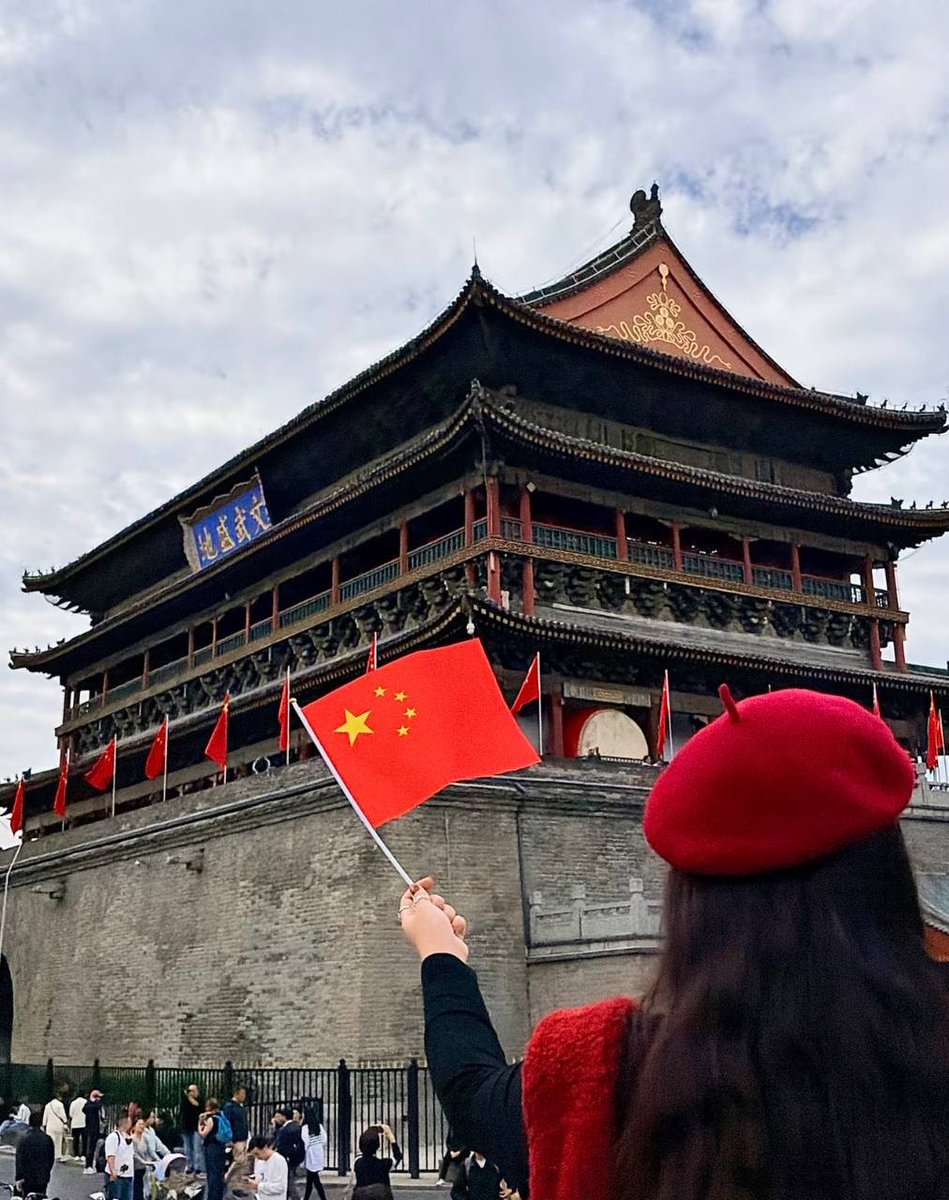nishat_ur's tweet photo. 下午来钟楼溜达溜达，
人来人往的，挺热闹。
随便走走，看看风景，
悠闲的一下午就这么过去了
有没有附近的朋友偶遇一下啊？

#西安    #偶遇 https://t.co/BZeMowr7yx