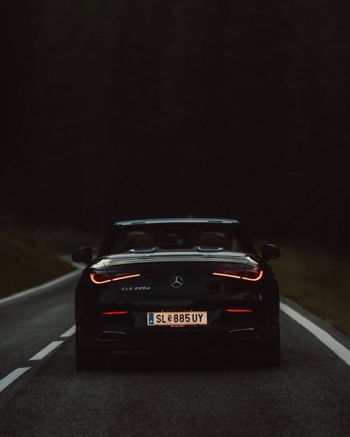 MercedesBenz's tweet photo. Life is better at altitude. 

📷 visionsofjk for #MBcreator 

#MercedesBenz #WelcomeHome #140YearsOfInnovation 

[Mercedes-Benz CLE 220 d Cabriolet | Energieverbrauch kombiniert: 5,4‒4,9 l/100 km | CO₂-Emissionen kombiniert: 141‒129 g/km | CO₂-Klassen: E-D] https://t.co/1l6N8OKquK