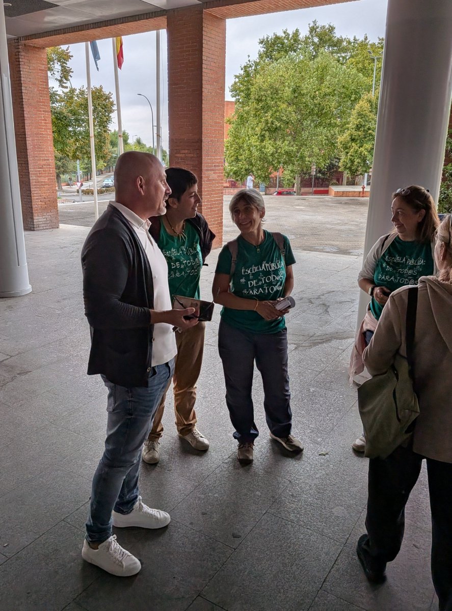 GanarAlcorcon's tweet photo. Este sábado acompañamos a la Asamblea docente de #Alcorcón de cara a la preparación de la huelga educativa del 14 de octubre.

Apoyarles es defender la educación pública, un pilar básico de nuestra comunidad. Todo nuestro apoyo 💛 https://t.co/4pgAF5nPjp