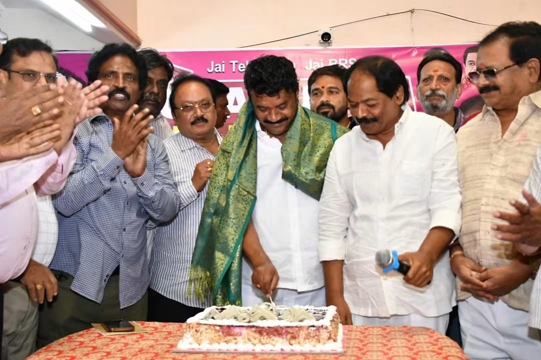 YadavTalasani's tweet photo. Ahead of my birthday on the 6th, residents of Belvedere Gardens, Padmarao Nagar, organised a warm birthday celebration. I sincerely thank them for their heartfelt wishes, love and affection.

#TalasaniSrinivasYadavBirthday #BirthdayCelebrations #PadmaraoNagar https://t.co/AIvf9qCYZ6