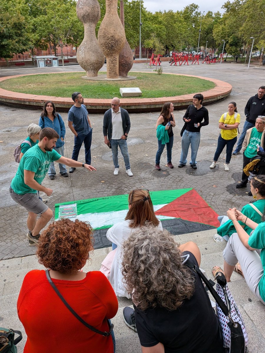 GanarAlcorcon's tweet photo. Este sábado acompañamos a la Asamblea docente de #Alcorcón de cara a la preparación de la huelga educativa del 14 de octubre.

Apoyarles es defender la educación pública, un pilar básico de nuestra comunidad. Todo nuestro apoyo 💛 https://t.co/4pgAF5nPjp