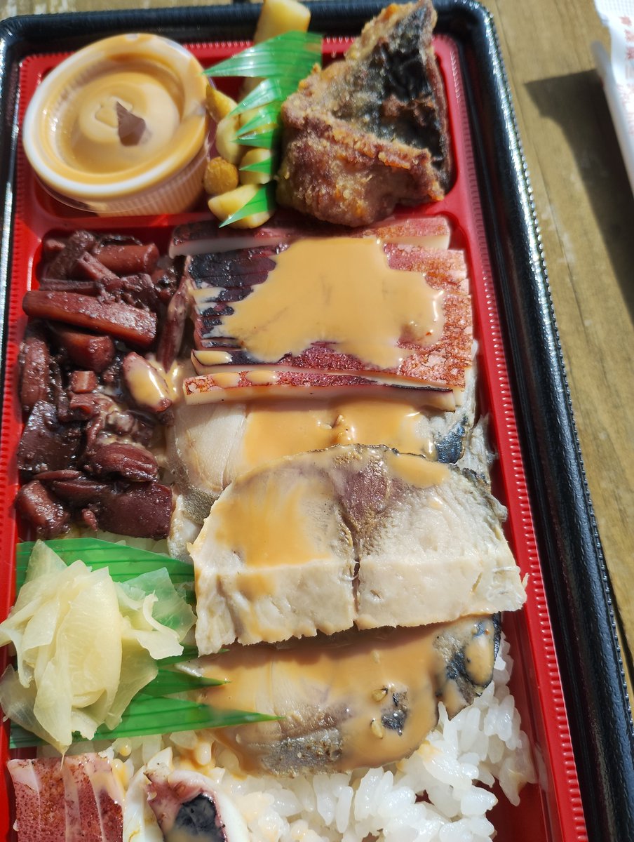 abikomarie's tweet photo. 八戸駅で買ったこちらの駅弁「三八弁当」イカとしめ鯖、酢飯に特製ソースかけて食べるのだけど、私、こんな美味い駅弁食べた事ない!!駅弁って大体、甘じょっぱい感じって思ってたけど、この弁当にその要素はなく。本当に人生でNo.1の駅弁でした、ほんとに美味い✨️ https://t.co/Vlv5Ndx46i