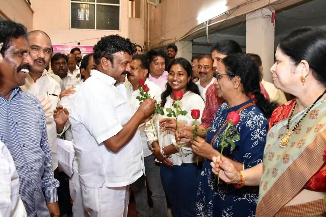 YadavTalasani's tweet photo. Ahead of my birthday on the 6th, residents of Belvedere Gardens, Padmarao Nagar, organised a warm birthday celebration. I sincerely thank them for their heartfelt wishes, love and affection.

#TalasaniSrinivasYadavBirthday #BirthdayCelebrations #PadmaraoNagar https://t.co/AIvf9qCYZ6