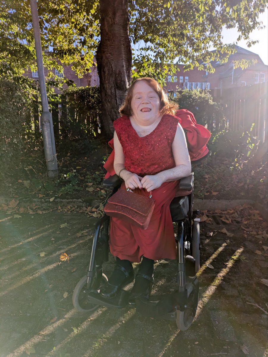 EyeMakeupSarah's tweet photo. A photo taken of me yesterday 3rd October before I went out in the evening for a while.

#disabledfashion #fashion #scoliosis https://t.co/W94NefGvbx