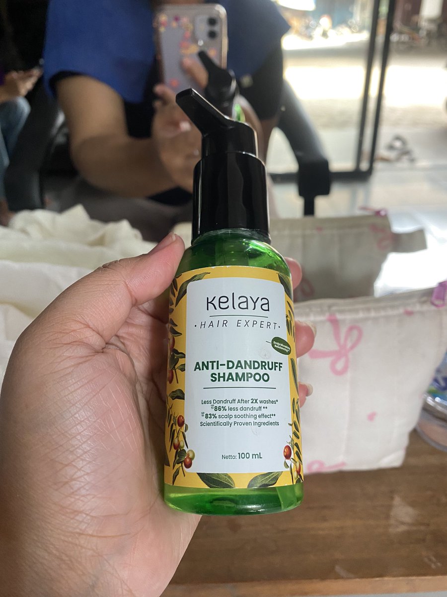 dittazharra's tweet photo. keramas tetep kesalon, tapi shampoo tetep bawa sendiri. 
okeee ada baiknya emang ga dikeluarin size gentong. biar enak dibawa2 🙏🏻￼ https://t.co/RMqHFEwr6o