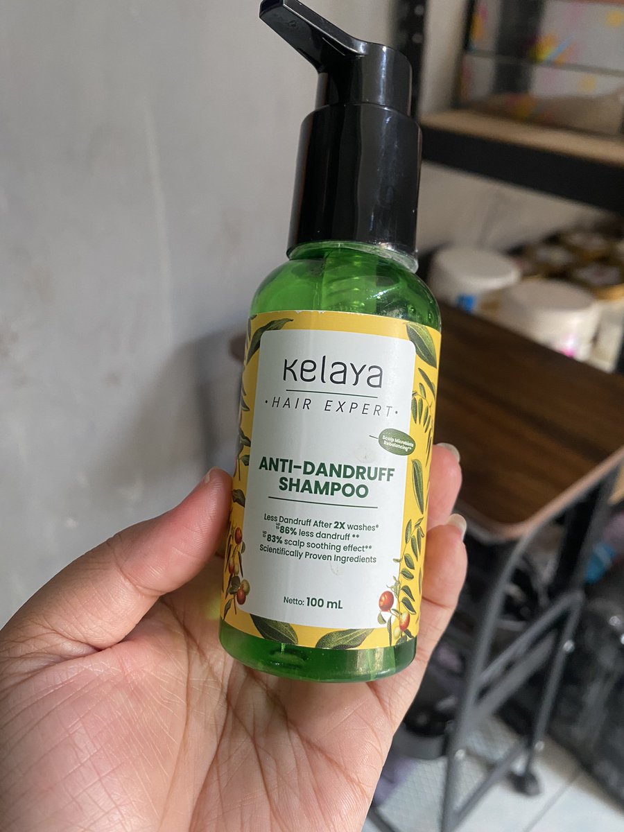 dittazharra's tweet photo. keramas tetep kesalon, tapi shampoo tetep bawa sendiri. 
okeee ada baiknya emang ga dikeluarin size gentong. biar enak dibawa2 🙏🏻￼ https://t.co/RMqHFEwr6o