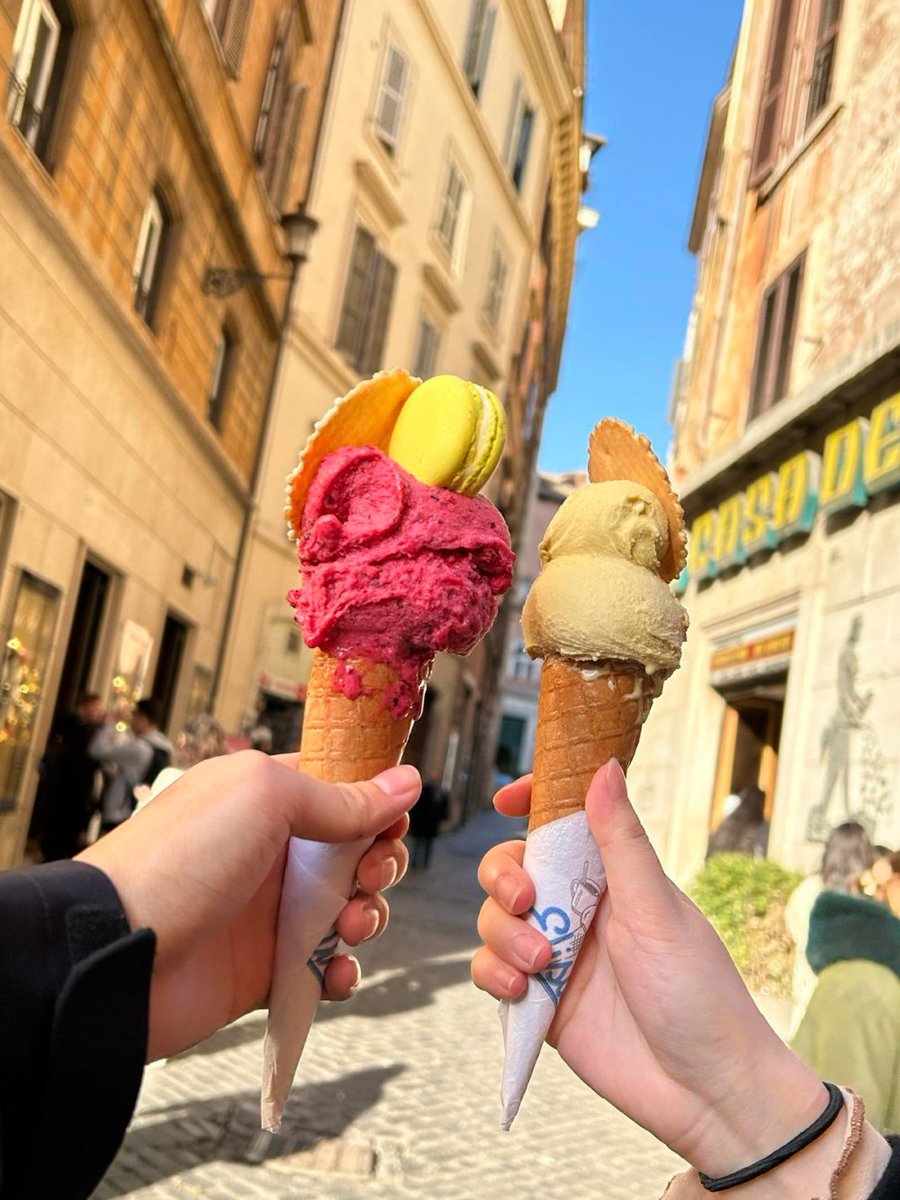 Murphythyz0p's tweet photo. Hoy compramos un helado de vainilla y lo compartimos , él se puso la mitad en la mejilla sin querer, yo me reí tanto que me dolió la barriga https://t.co/8b9MRTH8d0