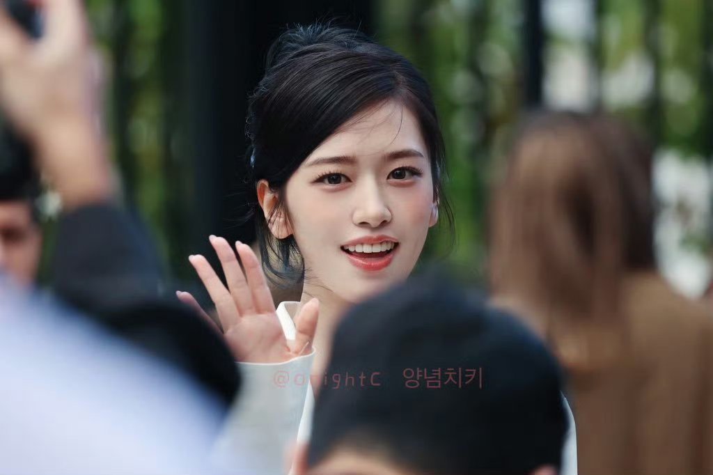 zyou7yu's tweet photo. An Yujin's presence at the international fashion week will be an absolutely unforgettable moment for fans.

YUJIN AT LACOSTE PFW
#YUJINxLacosteSS27
#ANYUJIN
#LacosteSS27 https://t.co/bOWoDwEKFA