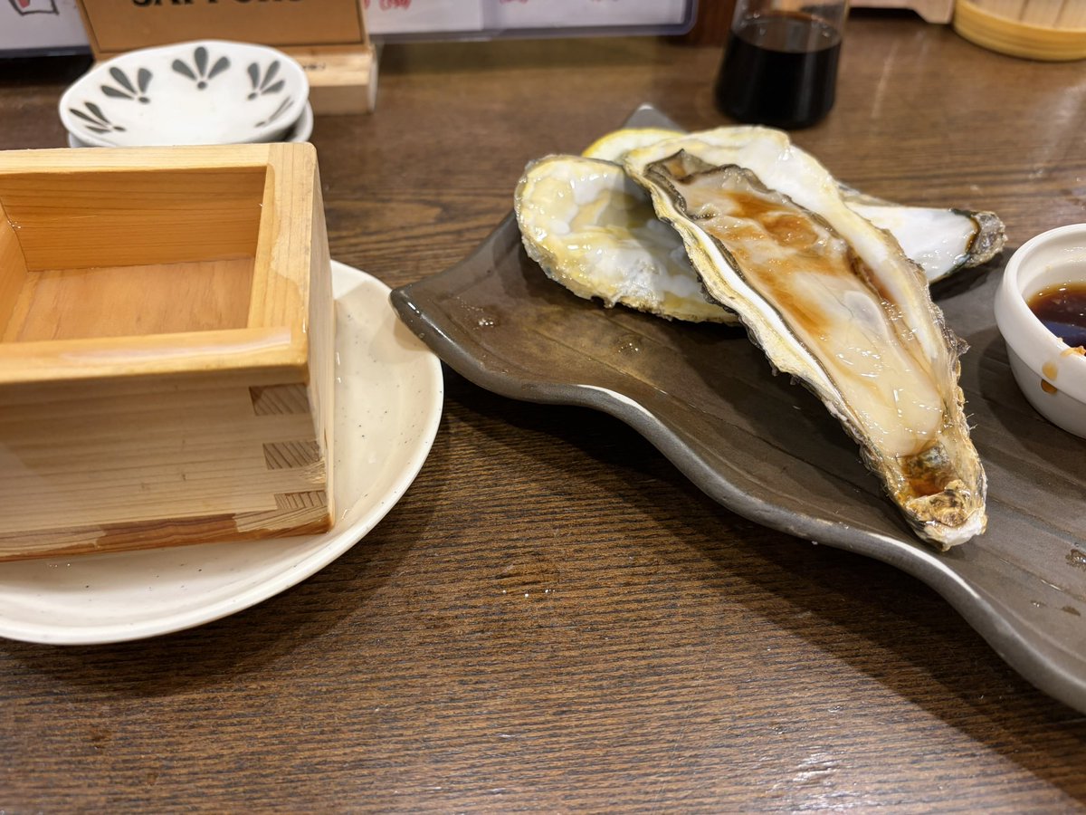 ume2018kitty's tweet photo. お疲れ、わたし。
日本酒と牡蠣はやっぱり最高です。 https://t.co/K0GNoFNUZ1