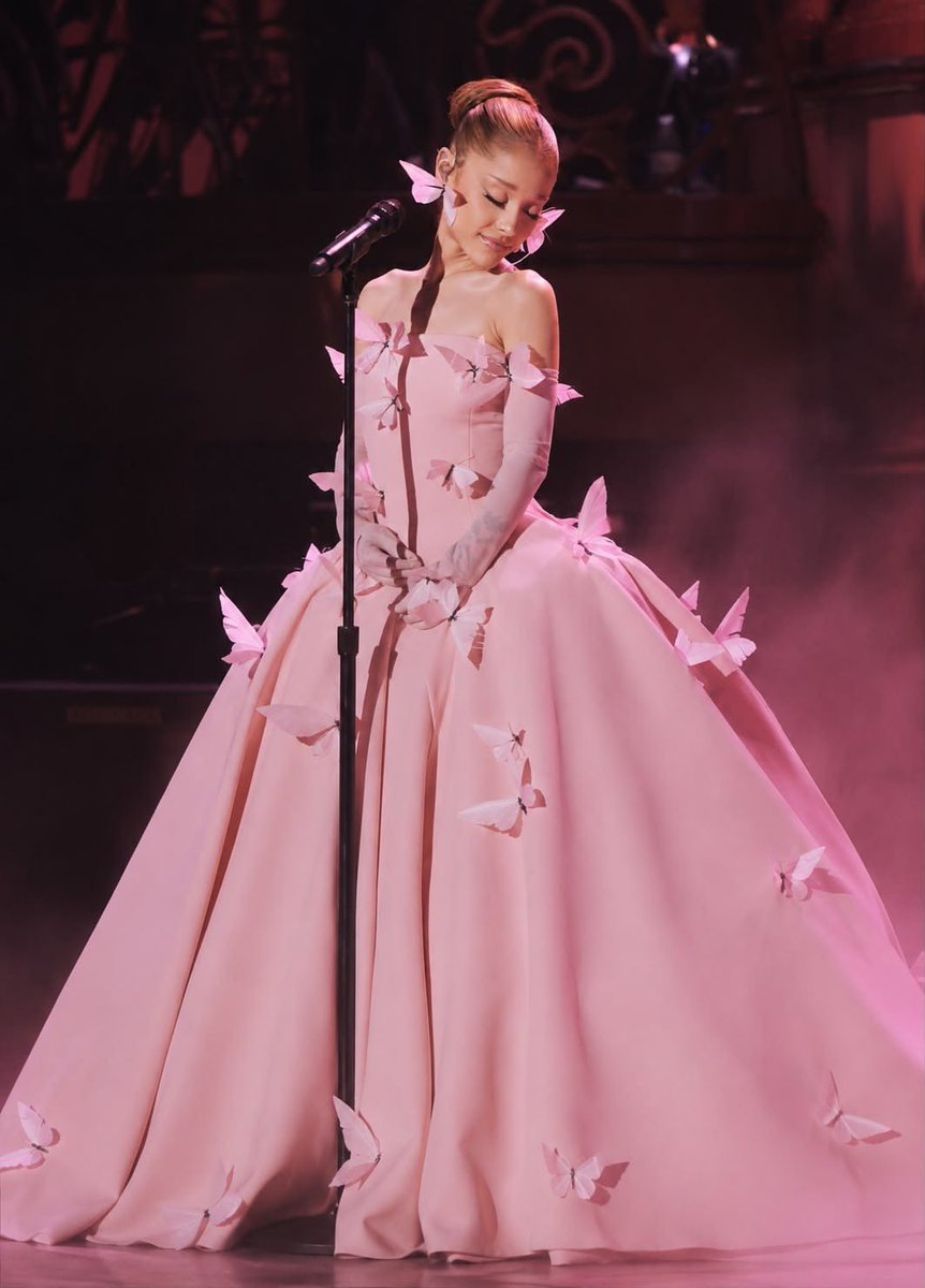 arianaaHQ's tweet photo. this is one of her best looks ever ꕤ｡˚⋆ https://t.co/aETs0URGTW
