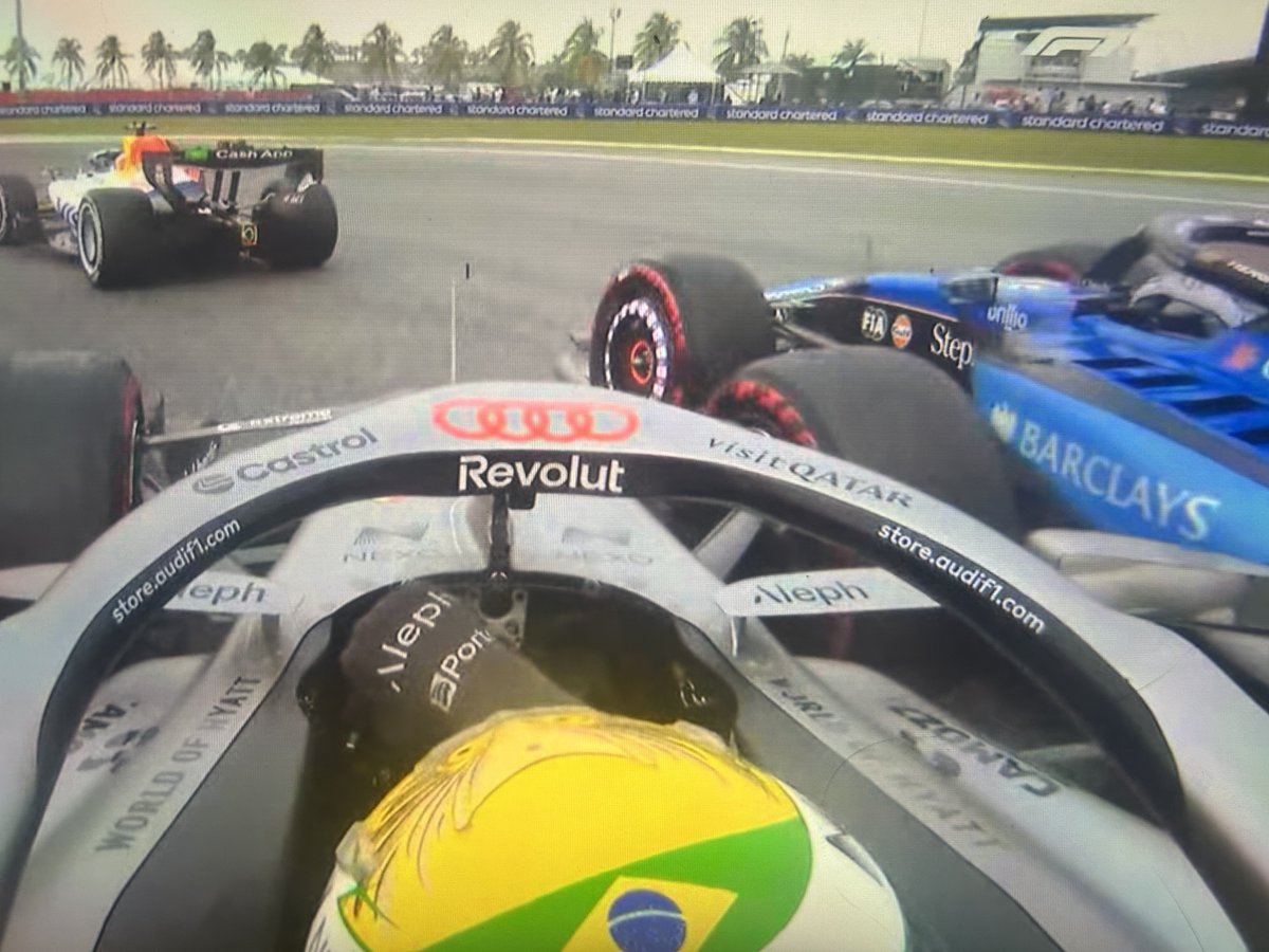 itsnotme_arii's tweet photo. carlos: gabi! all the space in the world!

bortoleto took him out and carlos dropped from p8 to p18 😭 https://t.co/RSCM5R1bOn