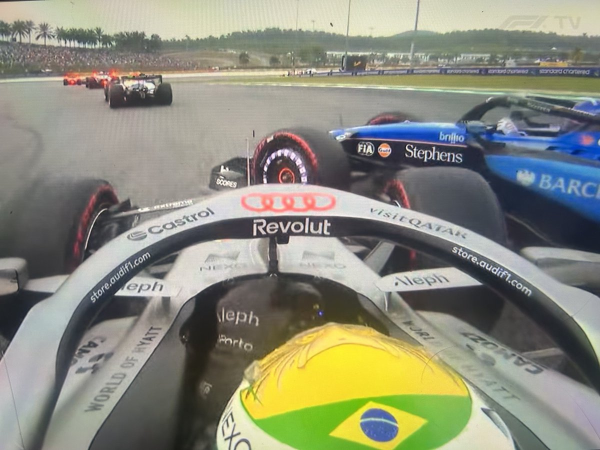 itsnotme_arii's tweet photo. carlos: gabi! all the space in the world!

bortoleto took him out and carlos dropped from p8 to p18 😭 https://t.co/RSCM5R1bOn