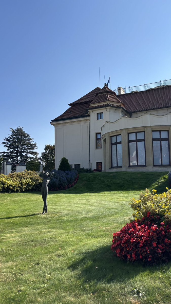 jablkoringo's tweet photo. 📍プラハの丘の上にある「Kramář Vila（クラマーシュ邸）」🇨🇿

チェコスロバキア初代首相カレル・クラマーシュの邸宅として建てられた、歴史ある建物。

ヴルタヴァ川やプラハの街並みを一望できる美しい場所で、1998年以降はチェコ共和国首相の公邸として使用されています

年に数回一般公開されます https://t.co/W45hjw6qM5