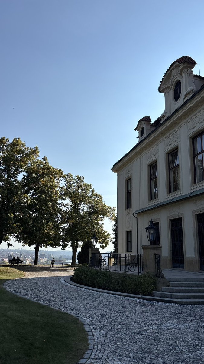 jablkoringo's tweet photo. 📍プラハの丘の上にある「Kramář Vila（クラマーシュ邸）」🇨🇿

チェコスロバキア初代首相カレル・クラマーシュの邸宅として建てられた、歴史ある建物。

ヴルタヴァ川やプラハの街並みを一望できる美しい場所で、1998年以降はチェコ共和国首相の公邸として使用されています

年に数回一般公開されます https://t.co/W45hjw6qM5