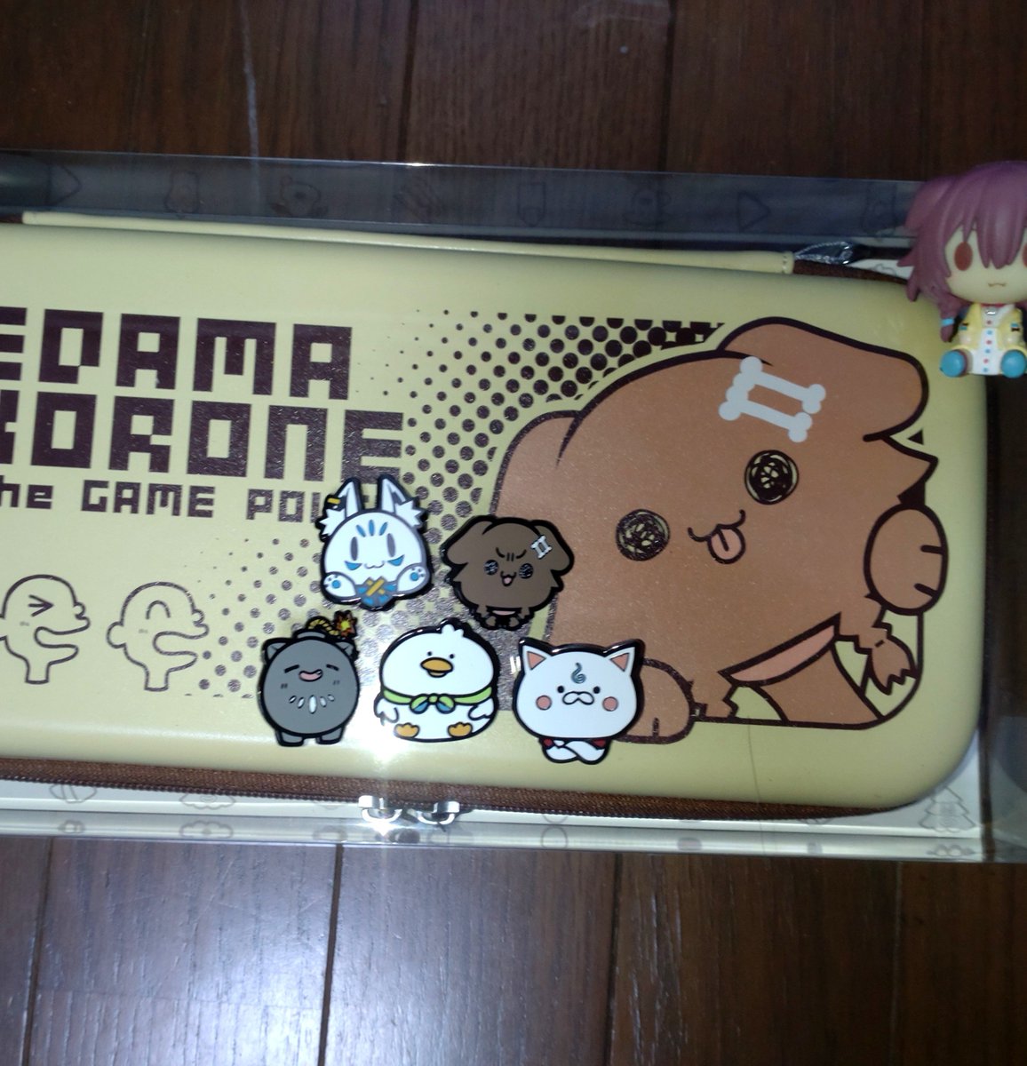 AZAP8599's tweet photo. サークルOneCoursさん(@OneCours13 )の毛玉ゲームポーチとピンバッジが届きました❗️
ゲーム本体を持ってないのですがデザインが可愛いので、何を入れようか考えるのも楽しい。ピンバッジもクオリティ高くて好き😍
ホロくる楽しそう…と指を咥えていた所でとても幸せな気持ちになりました。ありがとう！ https://t.co/DhRItvQNgs
