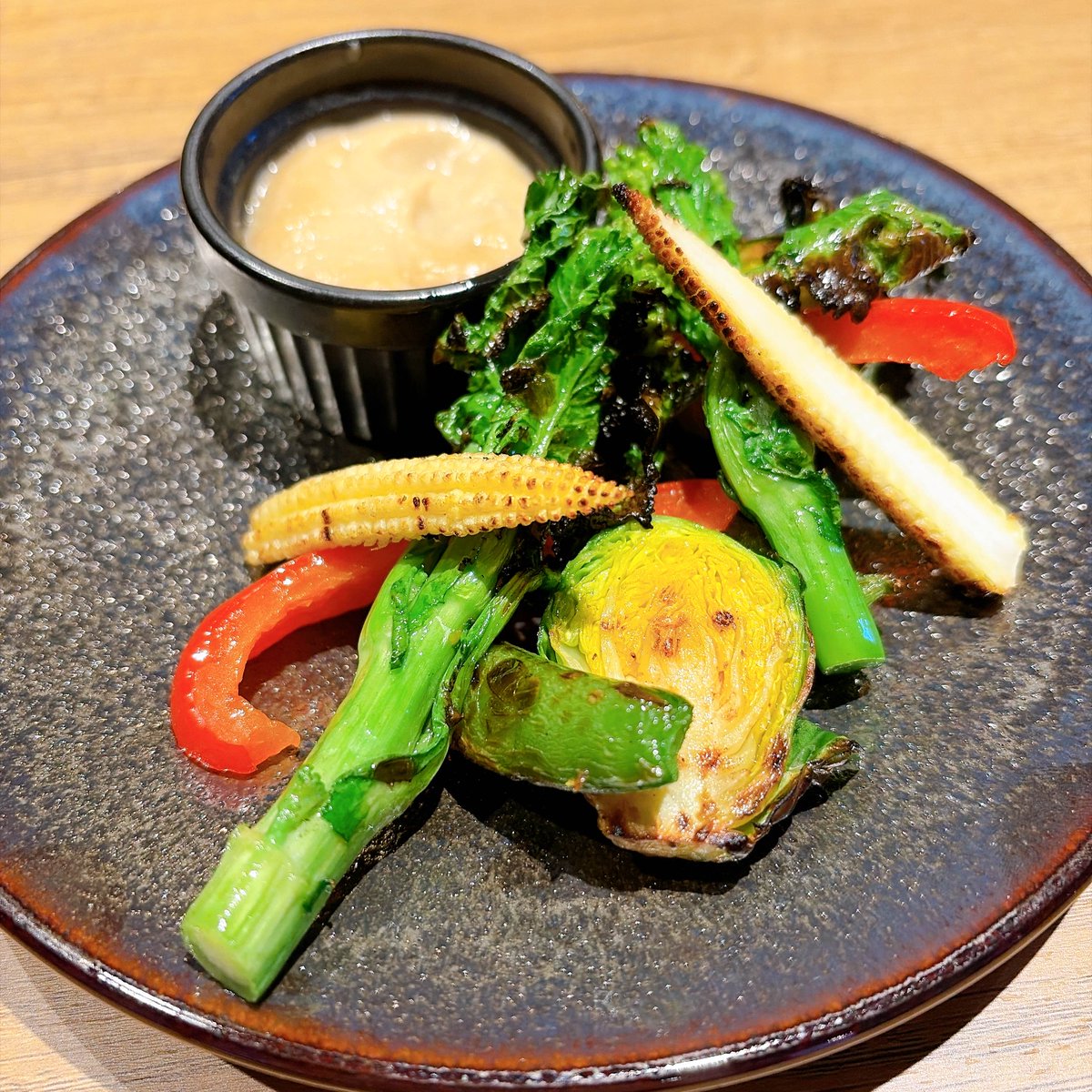 izakayaotsun's tweet photo. ⸜ 今日も元気にオープン中 ⸝‍

フードメニューのご紹介です！

˗ˏˋ 炭火焼き野菜のバーニャカウダ　980円 ˎˊ˗

炭火で焼くことで青臭さが消えるため、生野菜が苦手な方もお楽しみいただける一品となっております🎉

#居酒屋おつん

↶予約はコチラ↷
https://t.co/9uvWUzQika https://t.co/J3gvSKwcNa