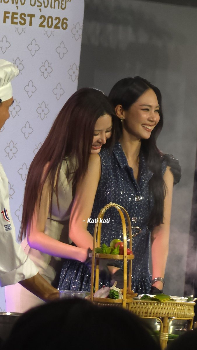 wlw545's tweet photo. ลูกรักพระพิรุณมากก แต่ใดๆคือเดรสค่ะพ่อแม่หวานมาก แม่สวยมาก พ่อมาต่อยหนูได้เลย 
#ไทยฟุ้งปรุงไทยxปุยนุ่นบิ๊นท์ https://t.co/sJjZlmAD6J