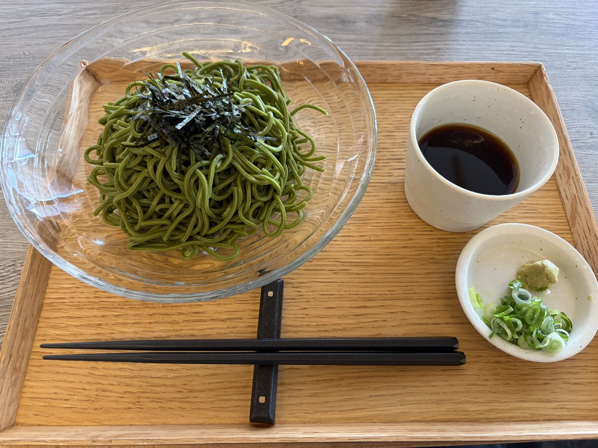 EVOL_syoga's tweet photo. 茶寮都路里
白川セット(抹茶そば+宇治パフェ)
抹茶そば、めっちゃ抹茶！ってわけじゃないけど抹茶の風味があって美味しかった。わさび入れた方が風味感じられて面白い。温かい方も食べたい。
パフェも美味しかった。ホイップクリームも美味しい。バニラアイスも美味しいけど、もっと抹茶食べたいかも笑 https://t.co/PKIF6XPd6z