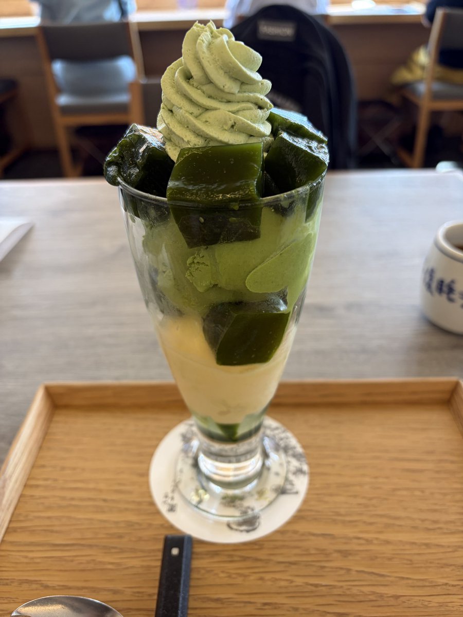 EVOL_syoga's tweet photo. 茶寮都路里
白川セット(抹茶そば+宇治パフェ)
抹茶そば、めっちゃ抹茶！ってわけじゃないけど抹茶の風味があって美味しかった。わさび入れた方が風味感じられて面白い。温かい方も食べたい。
パフェも美味しかった。ホイップクリームも美味しい。バニラアイスも美味しいけど、もっと抹茶食べたいかも笑 https://t.co/PKIF6XPd6z