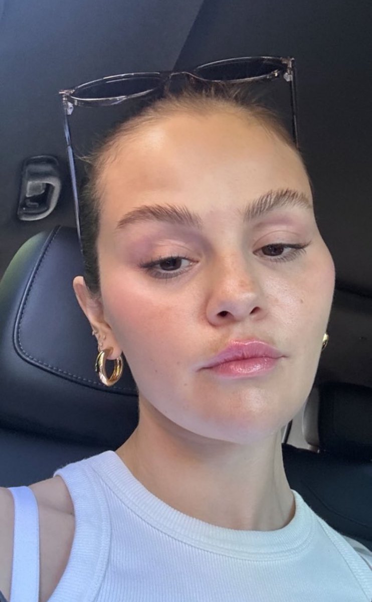 minerhode's tweet photo. It’s satisfying to see Selenators watching Hailey’s entire interview just to take screenshots of her facial expressions, while their own idol has a frozen face on her own Instagram: https://t.co/NpECFIDFTY