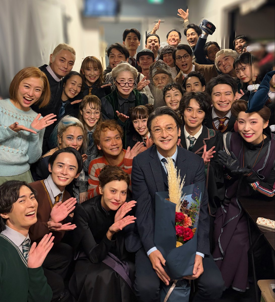 Nozomusical0722's tweet photo. 石丸幹二さん、千秋楽でした。
誰よりもお忙しいのに、それを微塵も感じさせず、常に穏やかで、舞台上では誰よりもエネルギーを出される。
俳優としてはもちろん人間としても、心から尊敬しています。
ありがとうございました！
#ハリポタ舞台 https://t.co/9r8MoLn1Yo