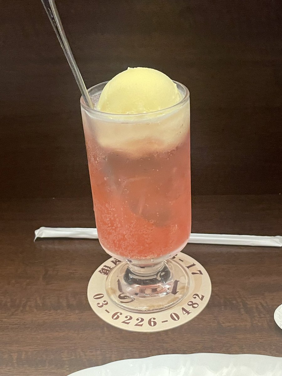 momo_ice's tweet photo. 銀座・you
久しぶりに訪れたオムライスが名物の喫茶店。純喫茶ミニチュアと並べてそっくり具合を楽しんだら冷めないうちにいただきます。
ぷるぷるでクリーミーな卵がパラパラのケチャップライスと絡んでたまらない美味しさ。次はオムレツサンドもいただきたい。
#喫茶店
#純喫茶
#純喫茶コレクション https://t.co/vgDxh8uYfL