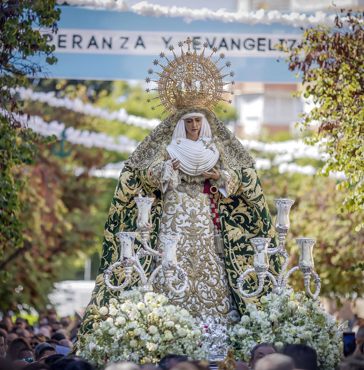 ManuFerGomezFot's tweet photo. Tal día como hoy hace un año….#LaMisionDeLaEsperanza 
#EsperanzaDeTriana https://t.co/kQTIhczEja