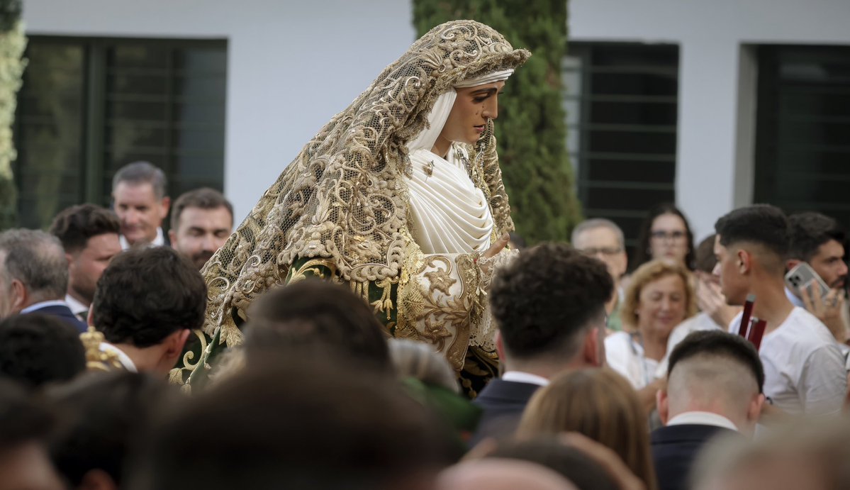 ManuFerGomezFot's tweet photo. Tal día como hoy hace un año….#LaMisionDeLaEsperanza 
#EsperanzaDeTriana https://t.co/kQTIhczEja