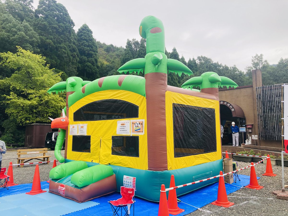 toyotomi_zensui's tweet photo. 10/4小谷城戦国まつり‼️お昼から天気が崩れてふわふわ遊具を畳んしまいましたが、その分、たくさん手裏剣投げで遊んでくれてありがとうございました☺️

ステージも雨の中なんとか皆さんに披露できてよかったです！！
模擬合戦で戦ってくれたみんな、本当にありがとう💥
考えてた作戦はできたかな？👀 https://t.co/U52JWo7MdR
