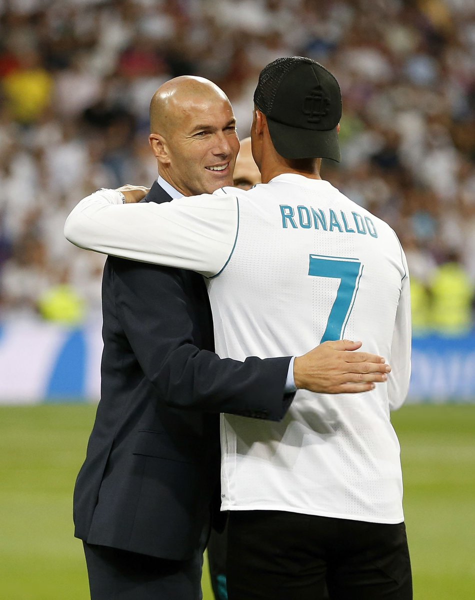 ActuFoot_'s tweet photo. 🚨🚨 ZIDANE 🇫🇷 SALUE LA CARRIÈRE DE CRISTIANO RONALDO 🇵🇹 👇 :

« IL FAUT JUSTEMENT SALUER SA GRANDE CARRIÈRE ! 👏

J'ai eu la chance de l'avoir avec moi. Il m'a fait gagner beaucoup de titres. CHAPEAU CRISTIANO ! J'ai toujours beaucoup de respect pour ceux avec qui j'ai passé du temps. »

🎙️ conf. de presse via @RMCsport