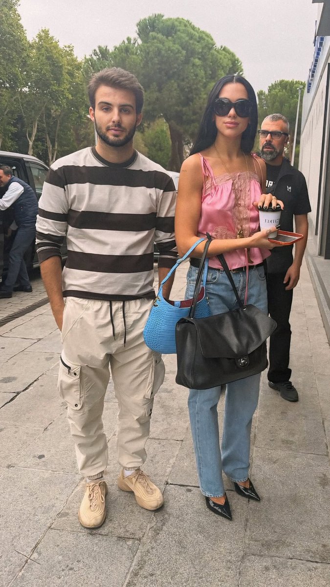 DuaDailyhq's tweet photo. MADRID TO PARIS! Dua Lipa was spotted in Madrid this morning at 9:38 AM heading straight to Paris! (via r.davo23) ✈️
Right after sharing an iconic stage moment with Shakira for “Antología” 🥹 Next stop: France, likely to open the permanent DUA by AB boutique! 🇫🇷✨ #LMYNLWorldTour https://t.co/jdslYJyRD3
