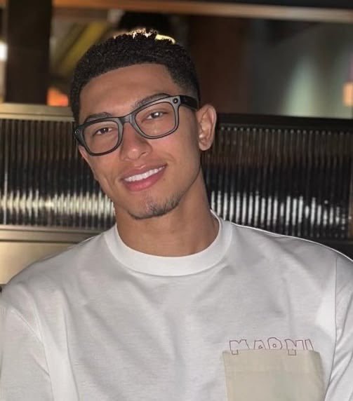 fawnjobe's tweet photo. jobe being a nerd just makes him that much hotter btw https://t.co/ghOGbbsoMQ