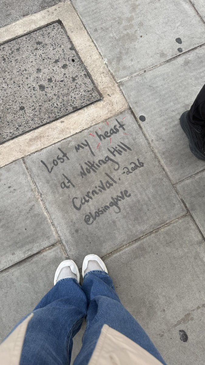 Shuuriee's tweet photo. اخ يا Notting Hill علقتيني فيك https://t.co/ZHSX0b7Q3r