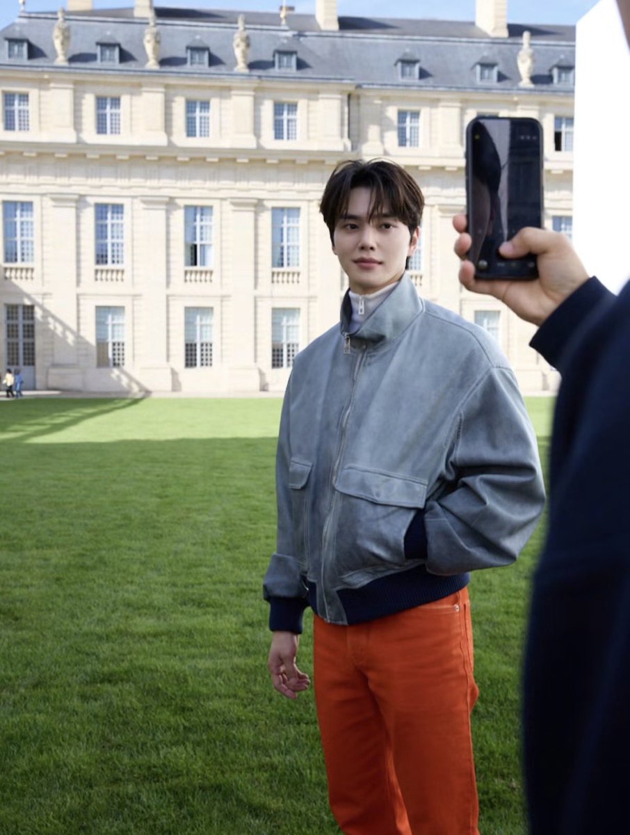 dra_ma23's tweet photo. 261004 송강 인스타그램 (@ songkang_b)

Paris with @loewe 😌☺️

#송강 #SONGKANG https://t.co/quL7W0D194