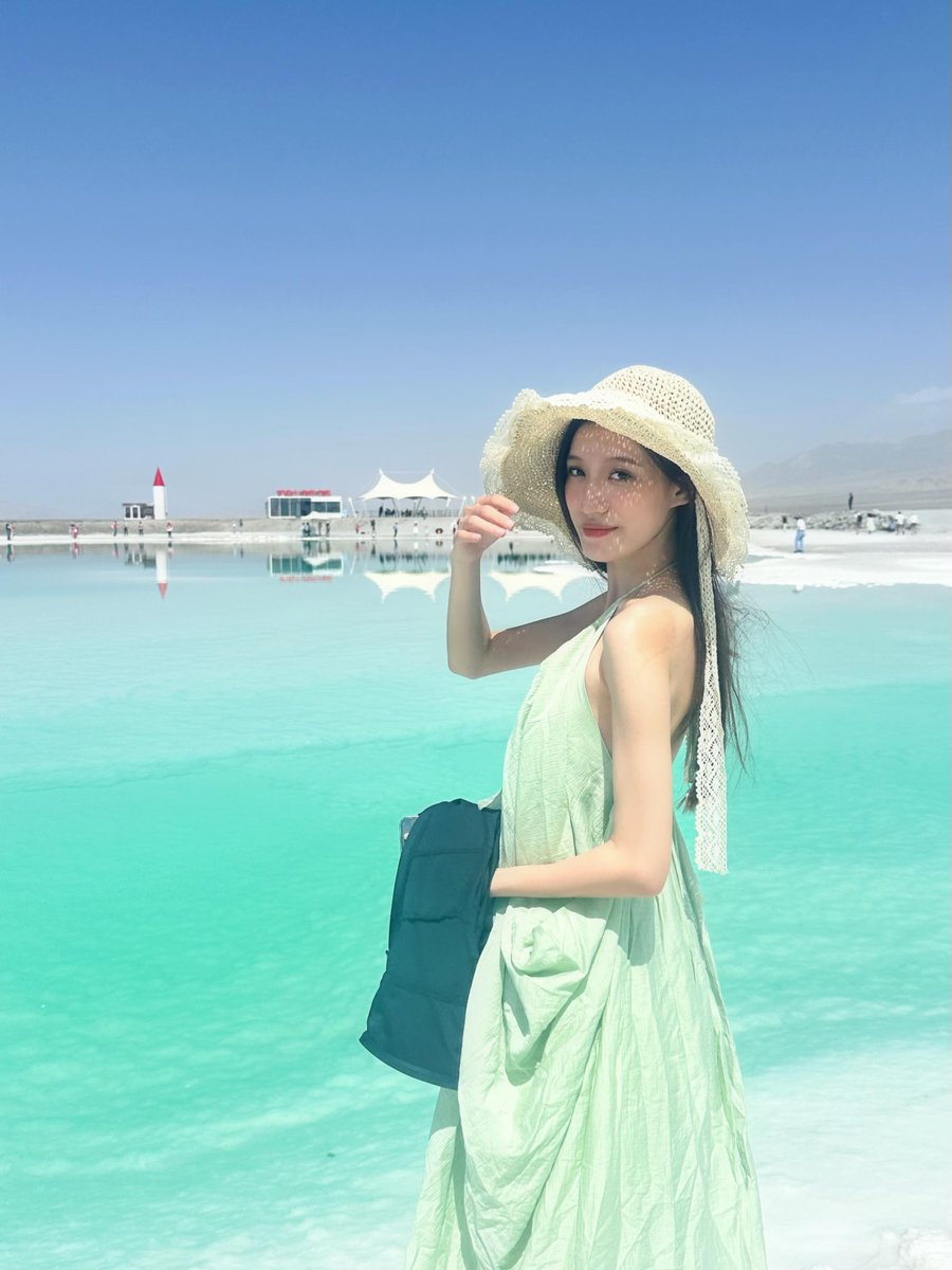 Armin2087828's tweet photo. 95后｜已婚｜老师 🎀  
这里是一个不太敢在朋友圈发牢骚的小树洞。 
工作有点累，生活偶尔烦，偶尔也想找个地方说说话。
此生固短，仿佛一场梦，所以，开心一点，松弛一点，凡事不要太上心。
希望在这里认识一些有趣、真诚、同频的人。 
#老师 #反差 #新人 https://t.co/FY552Q1uE0