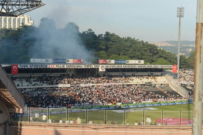 tribun_bjk's tweet photo. Bu pankartı ilk Boca Juniors asmıştı… 😉 #çArşı https://t.co/6nVwm3H4Vh