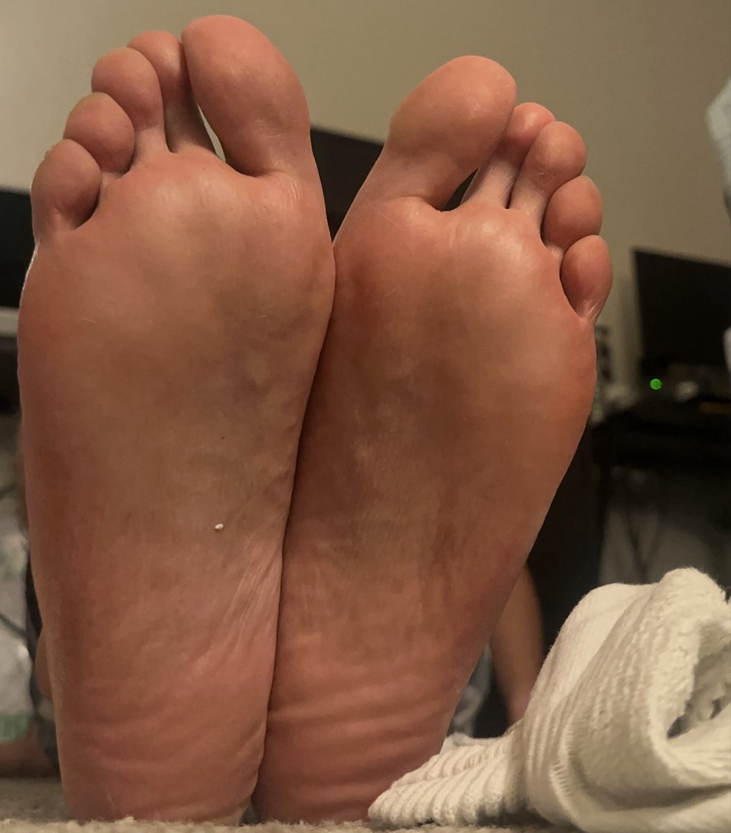 SoCalGuy365's tweet photo. Ran a late night sweaty 6 mile run…had to share 
#feet #malefeet #feetfetısh #feetworshi̇p #soles #slides #socks https://t.co/iaZxIiwcF9